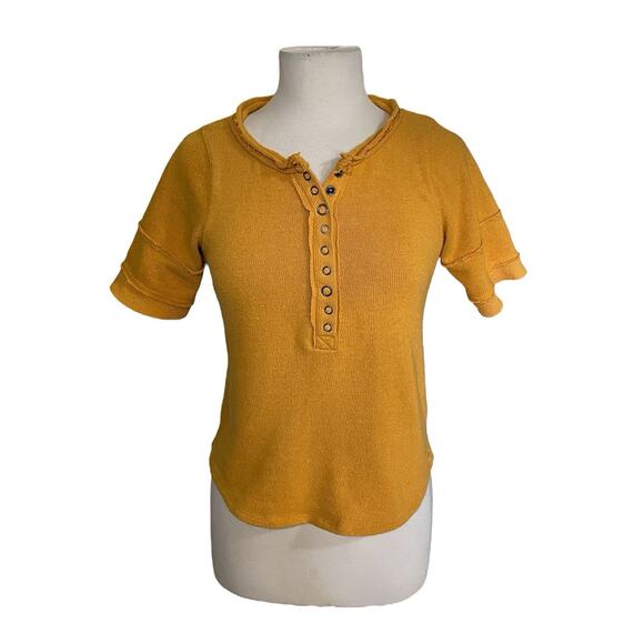 Free People We The Free On The Run Button Henley Women’s Top Sz Medium Mustard - Picture 1 of 11